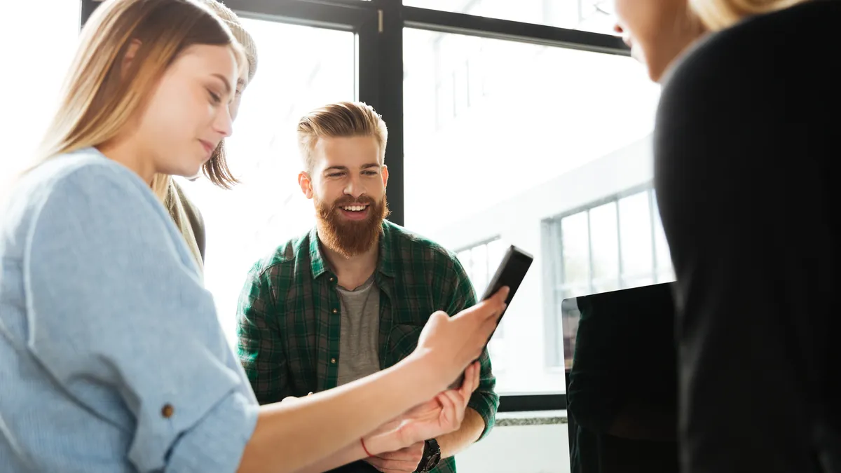 Как организовать деловые и личные контакты на iPhone без сторонней CRM